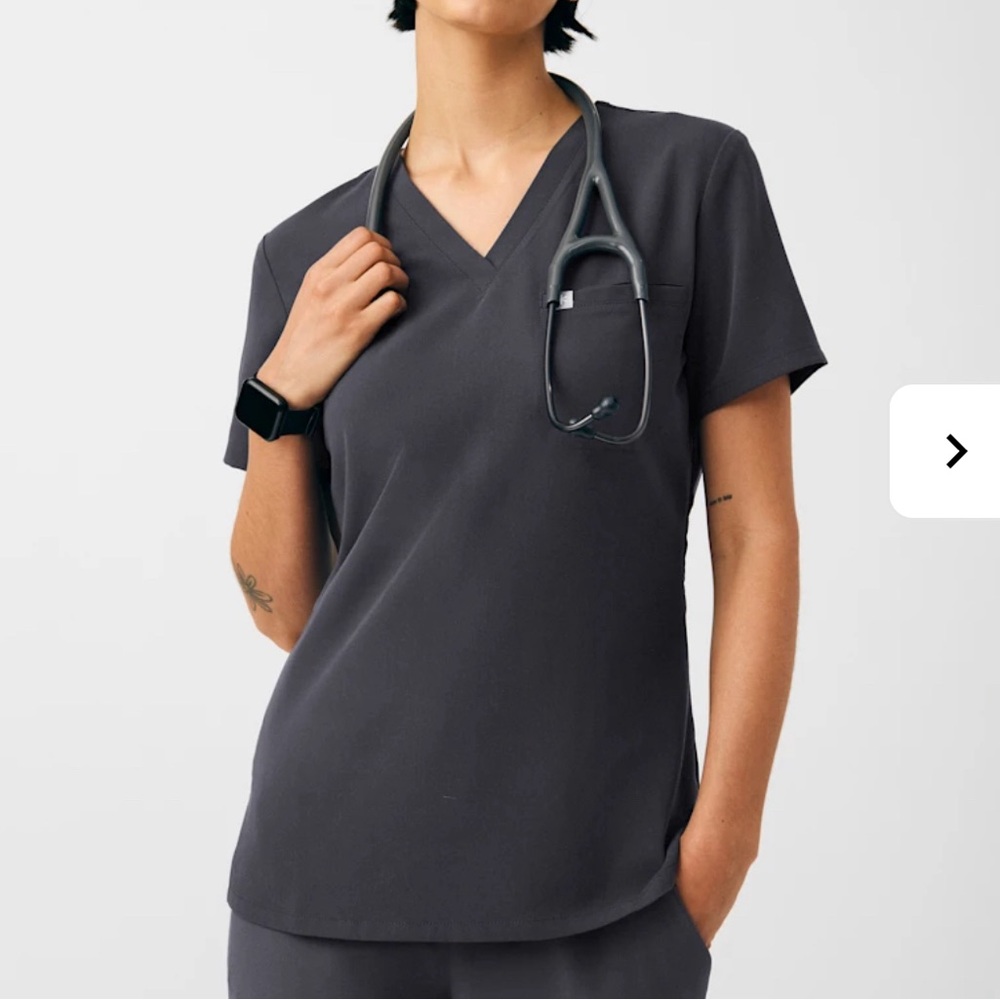 NWT Beyond Scrubs Kindheart 2-Pocket V-Neck Top